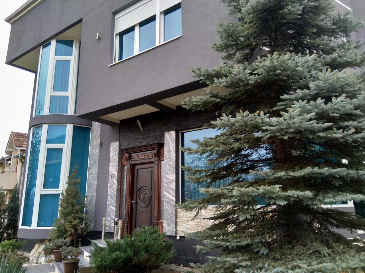 Garni Hotel Lama Kragujevac Exteriör bild