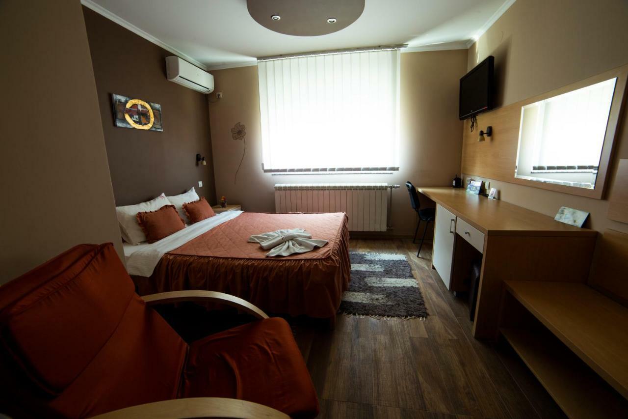 Garni Hotel Lama Kragujevac Exteriör bild